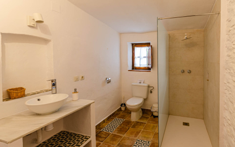 Baño en suite de la habitación triple